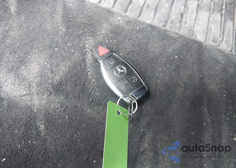 2015 Mercedes-Benz C 300 Luxury 4Matic z USA, uszkodzony, nr VIN 55SWF4KB0FU030722